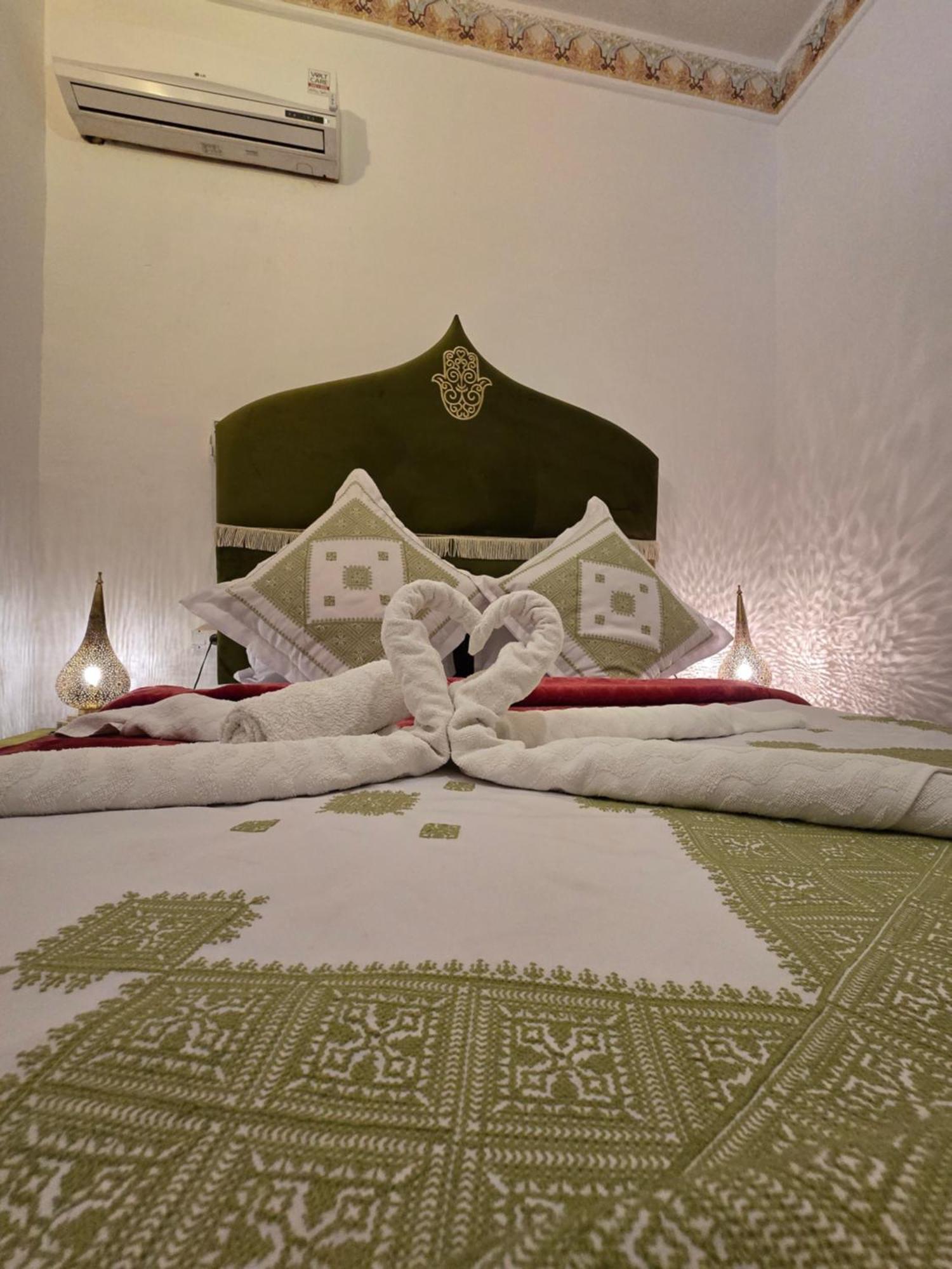 Dar Khmissa Fes Bed & Breakfast ภายนอก รูปภาพ